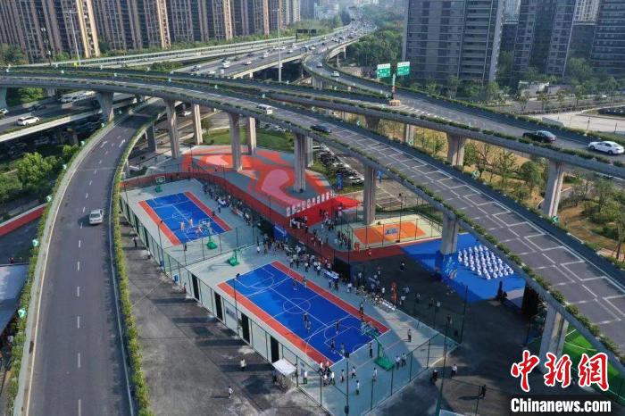 杭州桥下篮球公园等嵌入式体育场地建设助力1