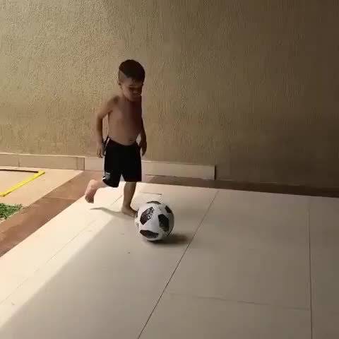 球员坦言天赋不足难颠球 击球高度挑战姚明