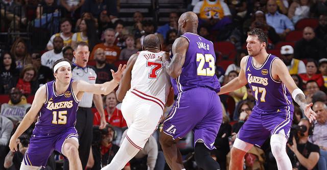 湖人双核伤退火箭迎战机季后赛对决成焦点