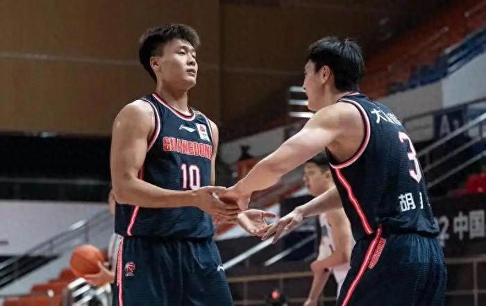 广东男篮季后赛前大换血：外援调整内线重组冲