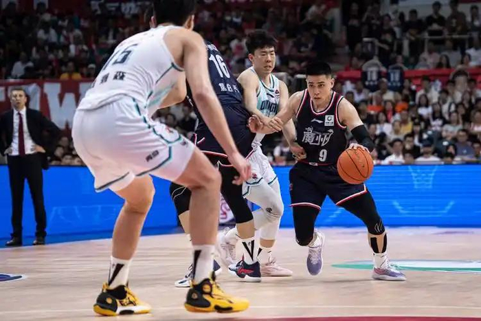 广东男篮季后赛前大换血：外援调整内线重组冲