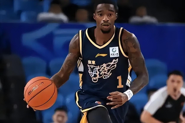 广东男篮季后赛前大换血：外援调整内线重组冲