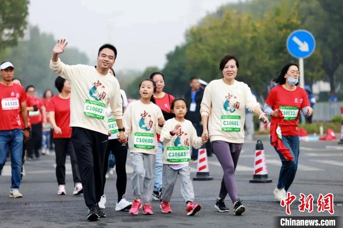马鞍山半程马拉松冠军诞生 万名跑者共绘长江诗